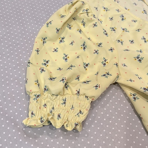 🌻 NWOT BCBGeneration Light Yellow Floral Print Surplice Top with Side Tie - Picture 4 of 10